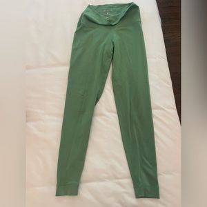 set active green leggings. Soft material feels like lulu align